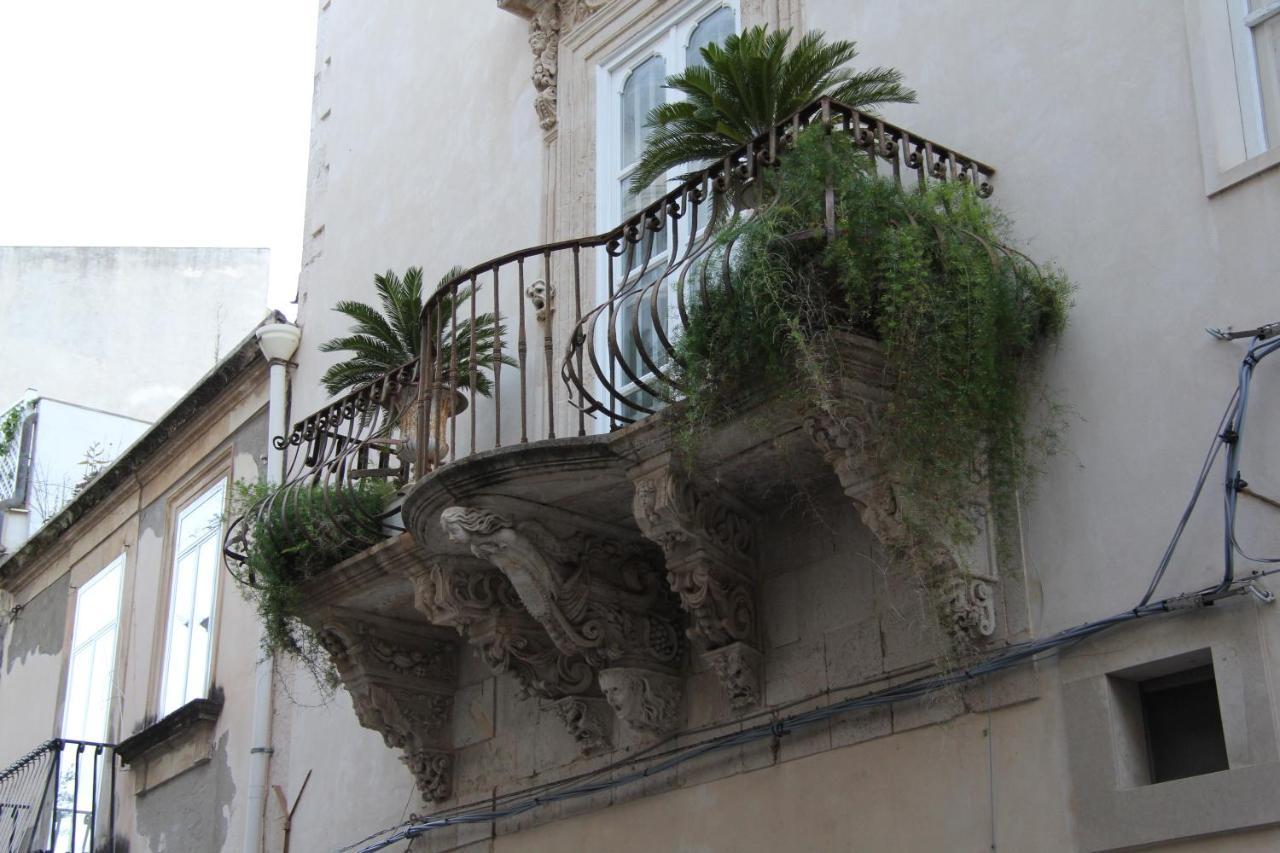סירקוזה Casa Vacanza Icaros, Ortigia Hictoric Center, 200 Mt From The Beach מראה חיצוני תמונה